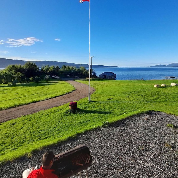 Comfortable vacation apartment with a view of the water.
