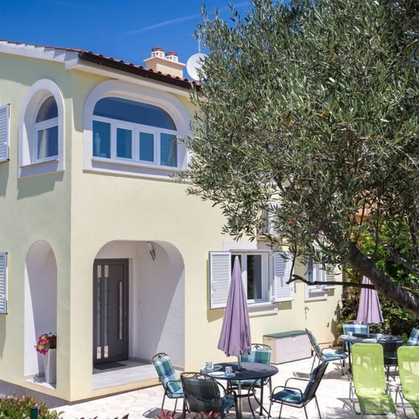 Comfortable vacation home directly by the sea, 80m from the beach