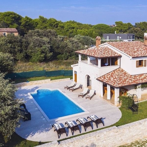 Comfortable villa just 1,5 km from beach with private pool