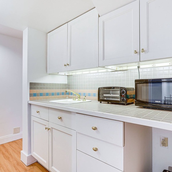 Comfy and Spacious Studio: 2 Mi to Downtown!