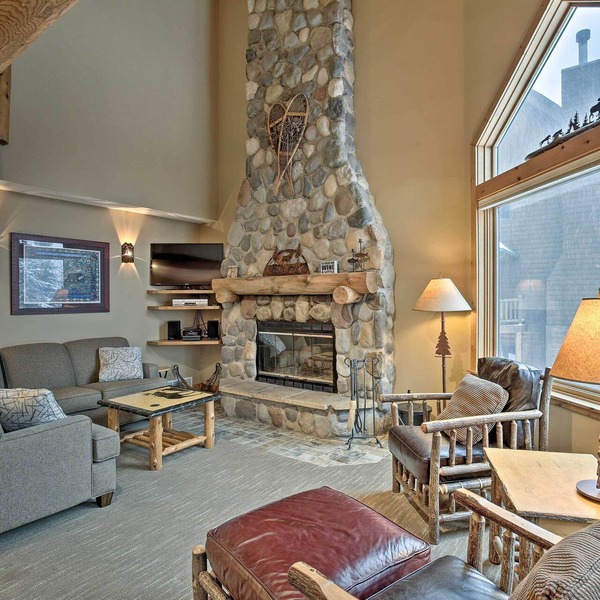 Comfy Lutsen Mountain Villa w/Balcony & Grill