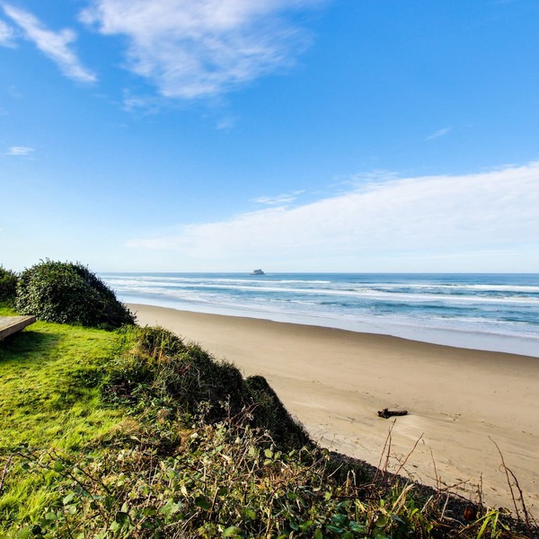 Comfy oceanfront home three blocks to the beach with amazing views - dogs OK