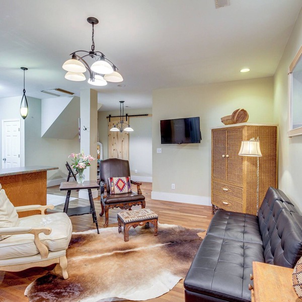 Community Courtyard & Fireplace: Cowan Apt!