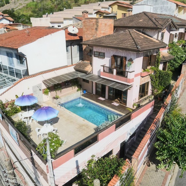 Complete house in the center of Guararema with heated pool!