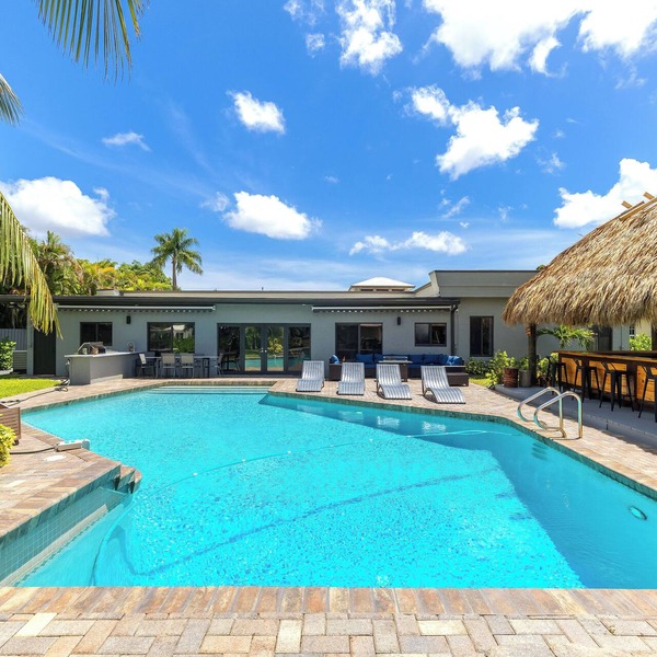 Complete Tropical Staycation,Heated Pool, Pool Table, 5 bedrooms, 9 beds, 4 bath