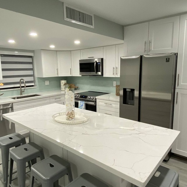 Completely Remodeled 3/3 in the heart of Key Largo (Oceanside)