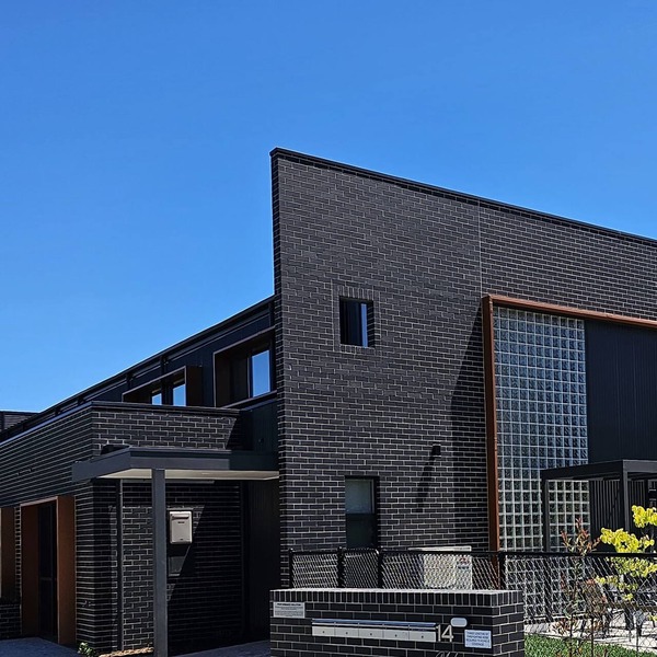 Comtemporary 4bedrm Townhouse with 2 car garage