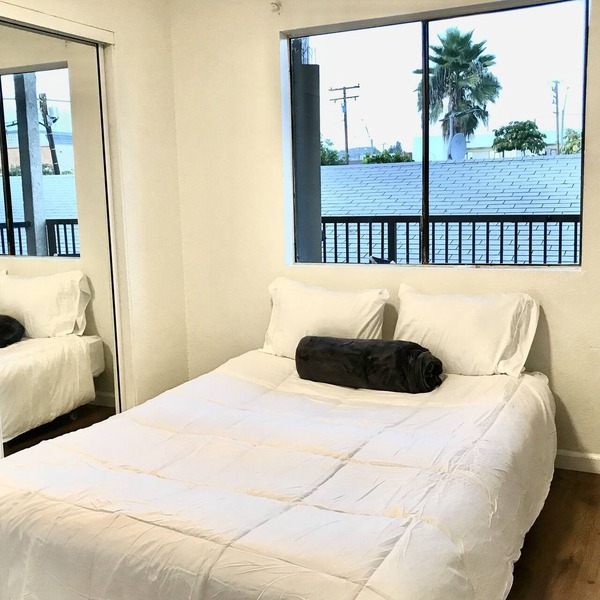 Condo 2BED Long Beach w/Private Balcony and Near 405 Access near CSU Long Beach