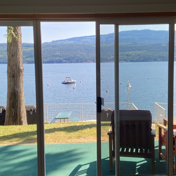 Condo on the Shuswap lake! Nice 2 bedr 1 bth condo, waterfront and Boat tie!