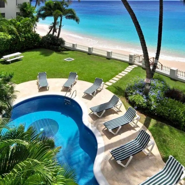 Condominium apartment in front of Beach