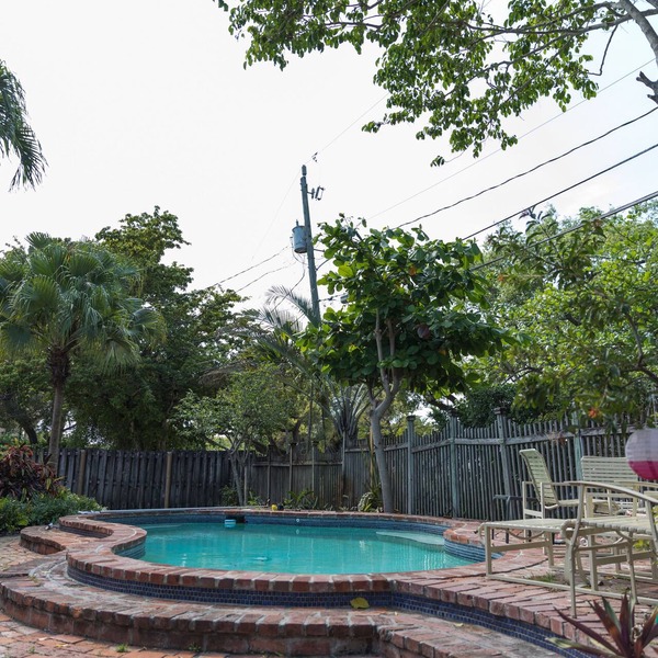 Confortable old Florida coral house 3 bed 2 bath pool and peacocks Las olas 1mil