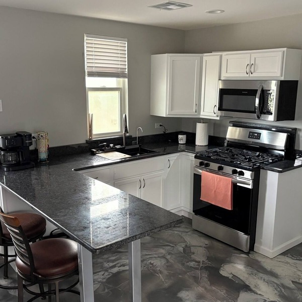 Contemporary 2-bedroom new construction cabin with WiFi, AC in Davis