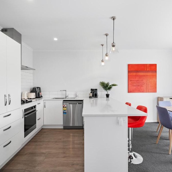 Contemporary 3 Bed Townhouse Near CBD & Hospital