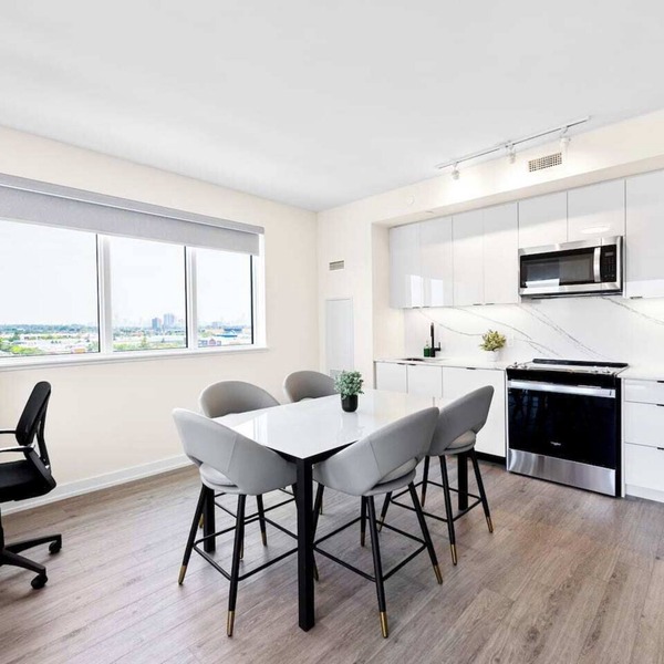 Contemporary 3BR+Den Suite Overlooking the City near High Park