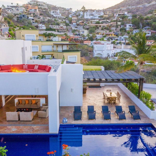Contemporary, clean, spacious ocean view villa, huge pool, 2 blocks from Marina