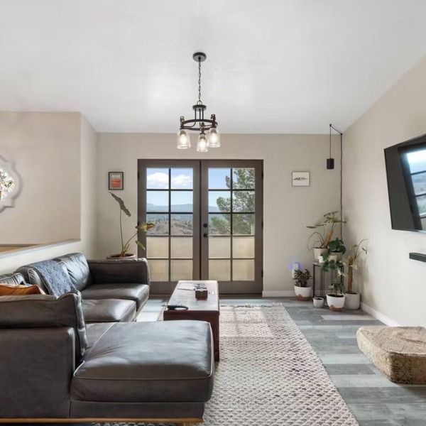 Contemporary, elevated, open-concept chateau with 4-bedrooms - Sedona Views