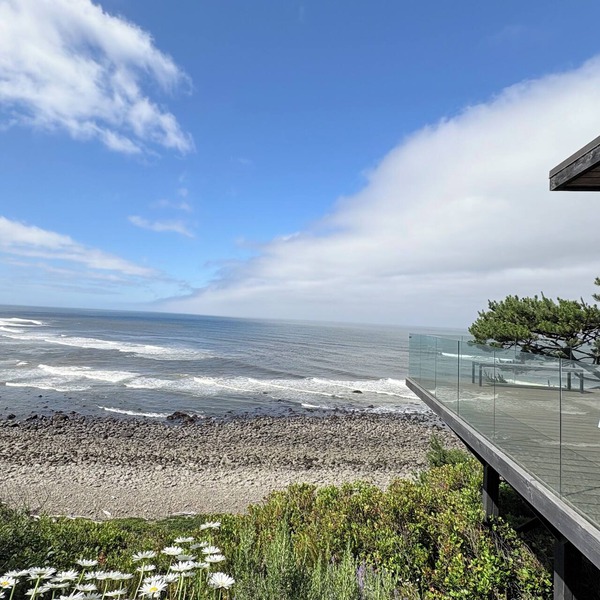 Contemporary Oceanfront Estate: Last minute cancellation July 15-27: Lower Rate!