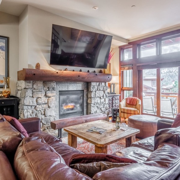 Contemporary Ski Townhome! Private Hot Tub! Close to Eagle Lodge!