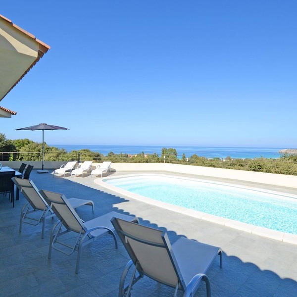 Contemporary villa, with air conditioning-160 m2, swimming pool,