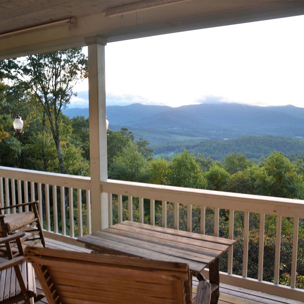 Continental Divide Retreat: Million-Dollar Views Spacious Decks & Modern Comfort