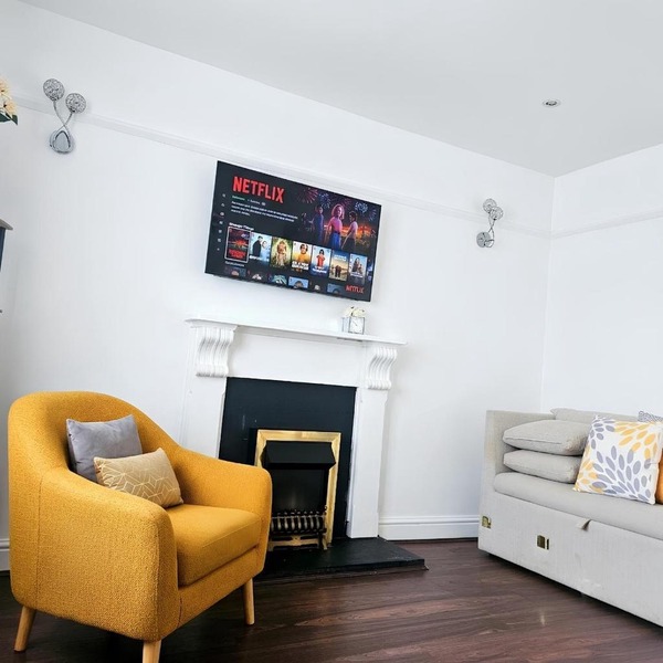 Contractor Accommodation Sleeps 5 Parking for 2 Vans