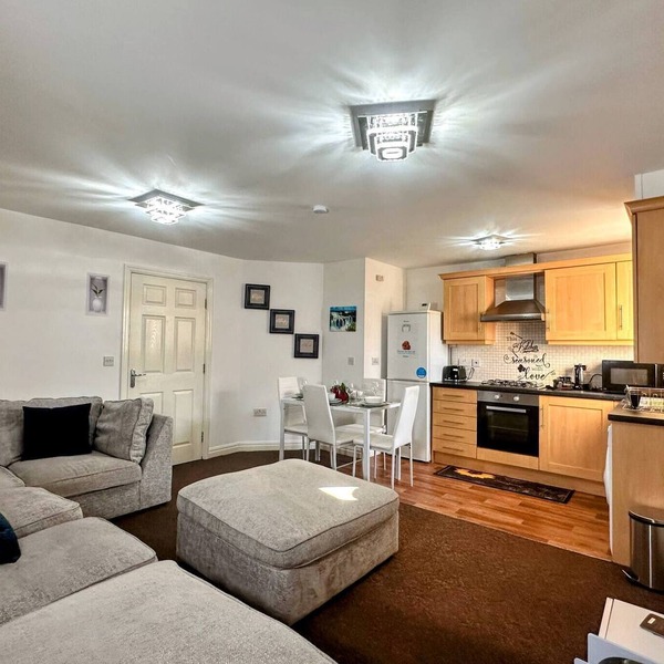 Contractor-Friendly 2BR Gem Wi-Fi & Free Parking