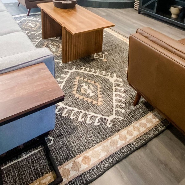 Convenient And Quiet! Stroll to restaurants & shopping