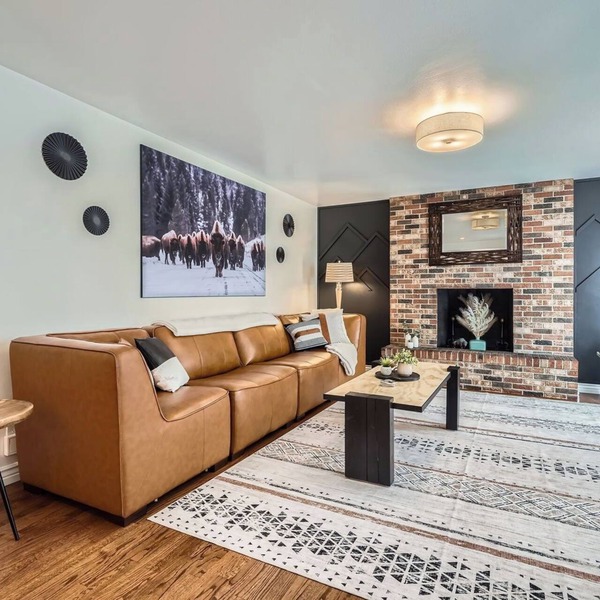 Convenient Location! Up to 11 guests. 5 beds-2 Kings! Foosball, games. Garage.
