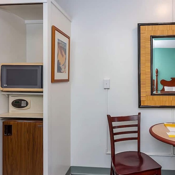 Convenient Stay in Hawaii! Onsite Pool, Pets Allowed, Close to Ala Wai Promenade