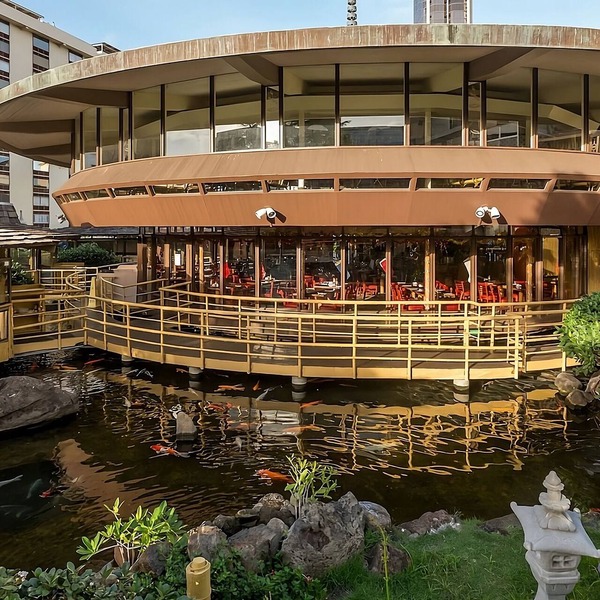 Convenient Stay in Hawaii! Onsite Pool, Pets Allowed, Minutes to Bishop Museum