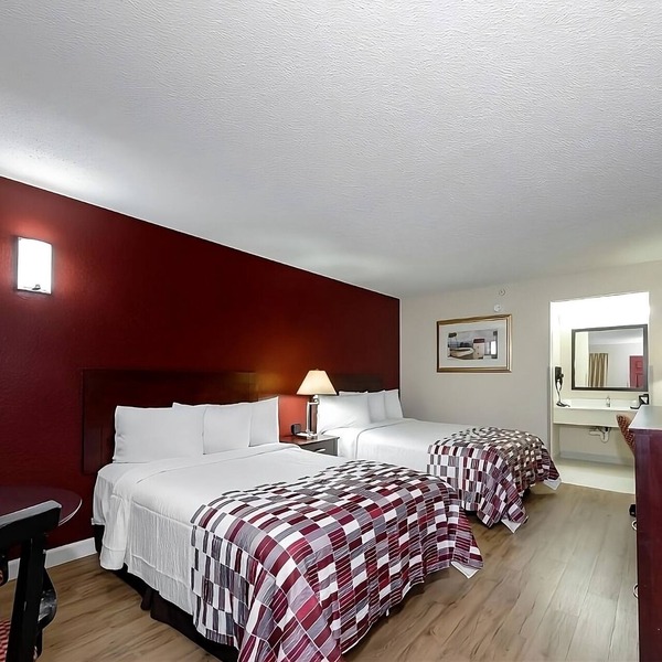 Conveniently To Excellent Transportation! Pet-friendly, Outdoor Pool, Parking!
