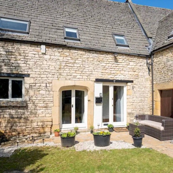 Converted 17th century barn with garden parking - Pass the Keys