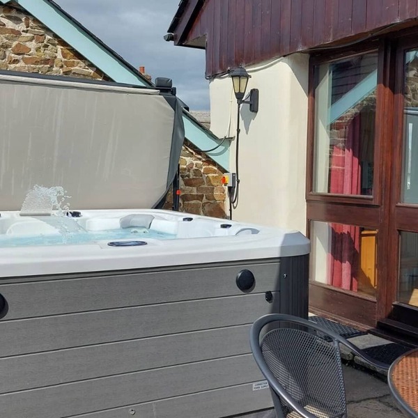 Converted barn with hot tub in north devon