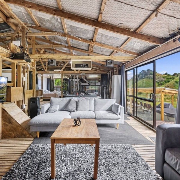 Converted Woolshed where the quirks are as abundant as the laughs!