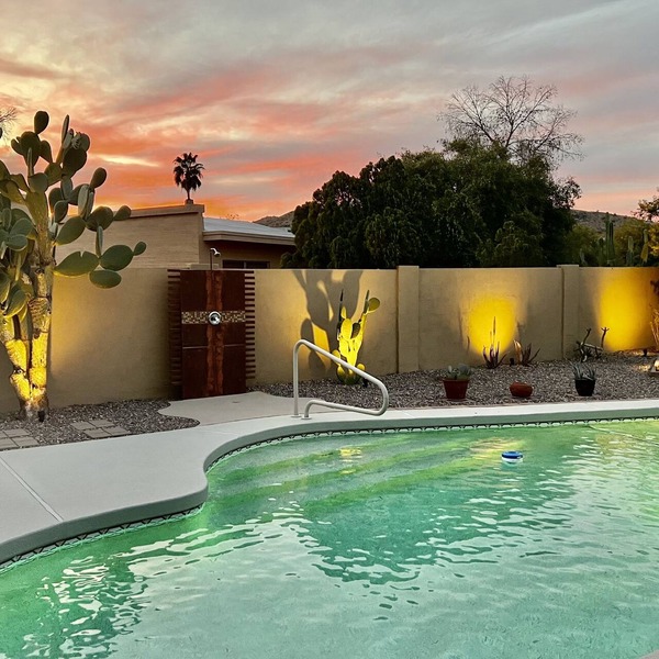 Copper House - sunshine getaway with pool & hot tub