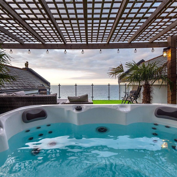 Cormorant - Beachside House with Terrace Hot Tub & Stunning Views