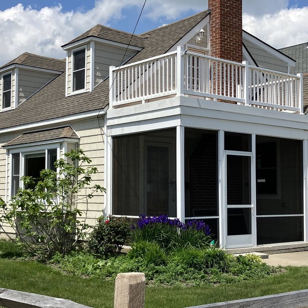Corner Cottage 2 blocks from the beach!