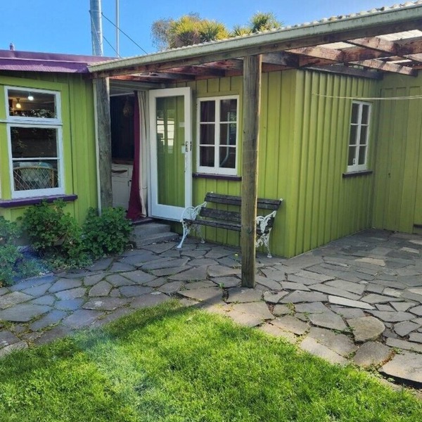 Cosy and private cottage with crashing waves and bird song to soothe your soul.