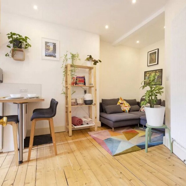 Cosy central flat with king size bed and a Japanese bath to die for!