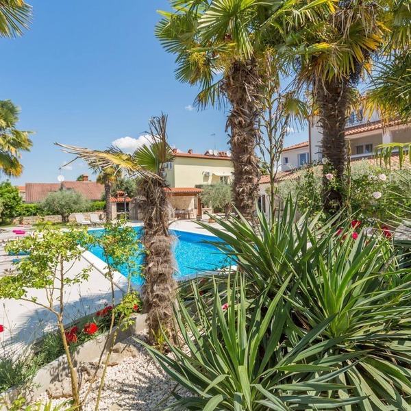 Cosy flat with 60m2 pool, baby cot, washing machine, barbecue area - only 800 metres to the beach