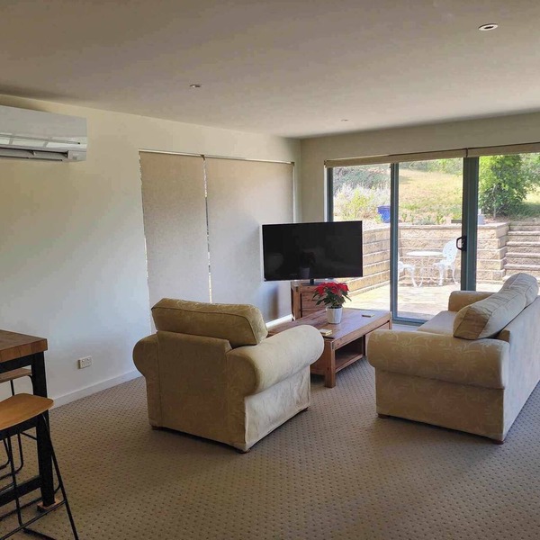 Cosy singles or couples retreat where you can enjoy bay and mountain views