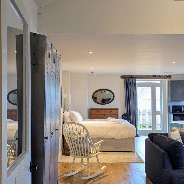 Cosy studio apartment w/wood burning stove & amazing views near Bath