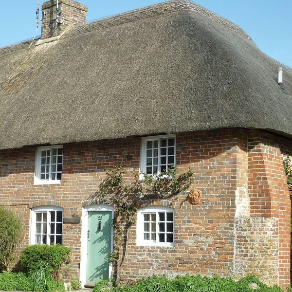 Cosy thatched cottage minutes from the sea, nestled in gentle rural countryside