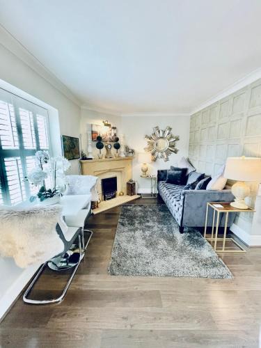 Cotswold Chic Retreats "Jacinabox" Central Chipping Campden-Parking-Garden