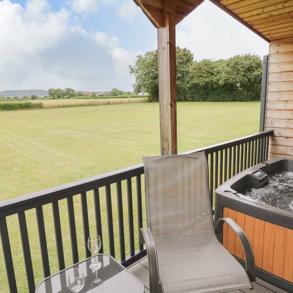 COTSWOLD VIEW 2, romantic, character holiday cottage in Honeybourne
