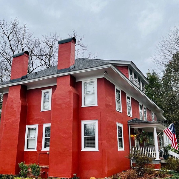 Cottage 1 block from Main St. on historic property.