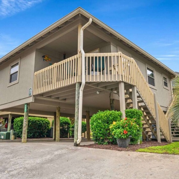 Cottage 4 min walk to the beach and Ocean Annies, 2 bed, 2 bath, Shore Dr. area,