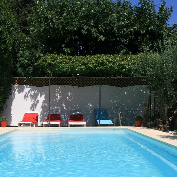 Cottage between Avignon and St Rémy de Provence with swimming pool