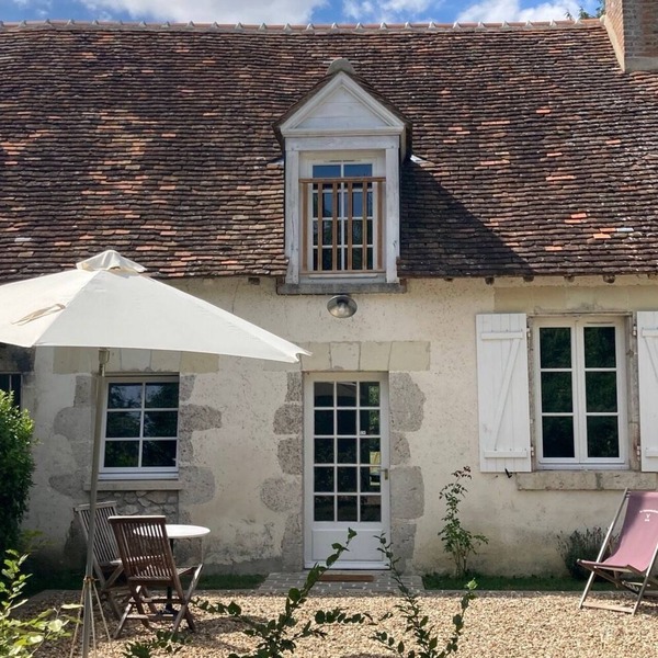 Cottage between vineyards and fields