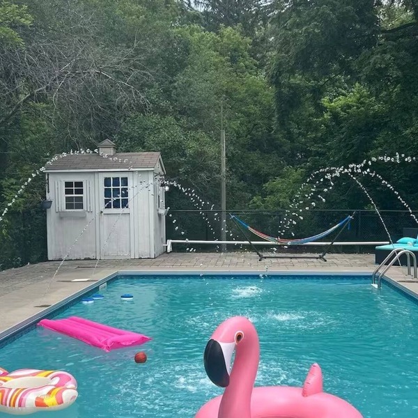 COTTAGE HOME WITH POOL IN RICHMOND HILL